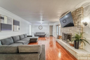 Royal Getaway 5 Bedroom home w/Pool & Game room